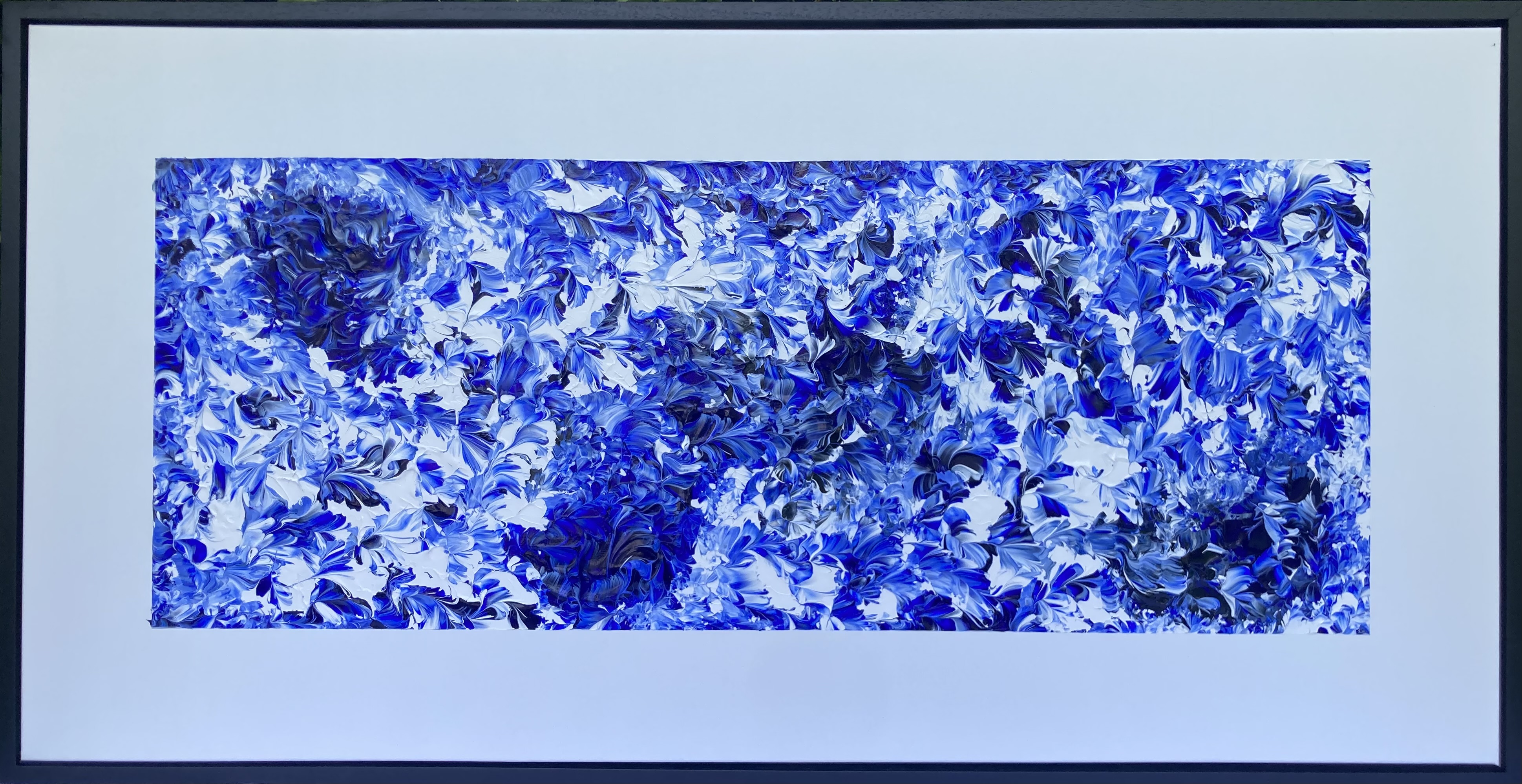 Abstract schilderij Delftsblauw V van Alma Jansen in blauw en witte tinten incl baklijst